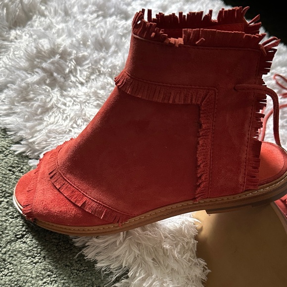 Elegant Fringed Red Sandals - Picture 6 of 6